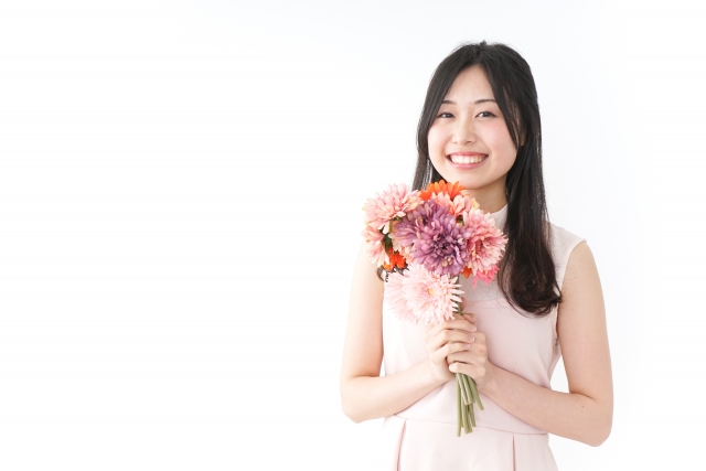 結婚記念日に花をプレゼントされた女性